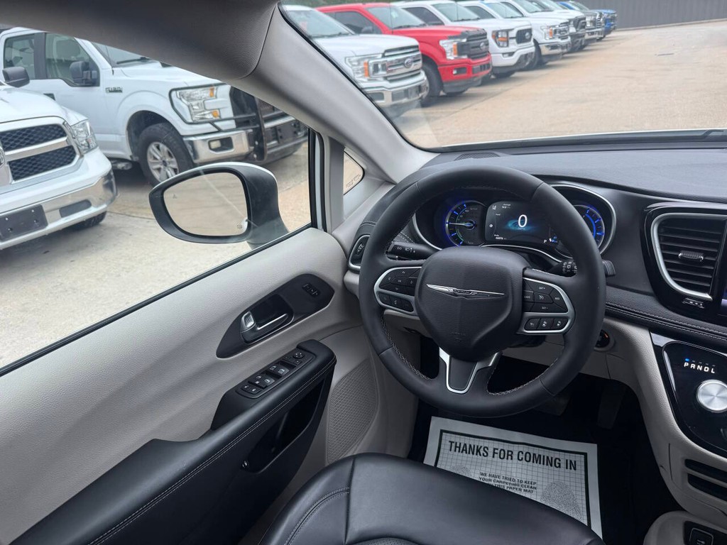 Chrysler Pacifica Vehicle Full-screen Gallery Image 18