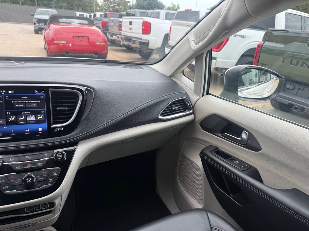 Chrysler Pacifica Vehicle Full-screen Gallery Image 19