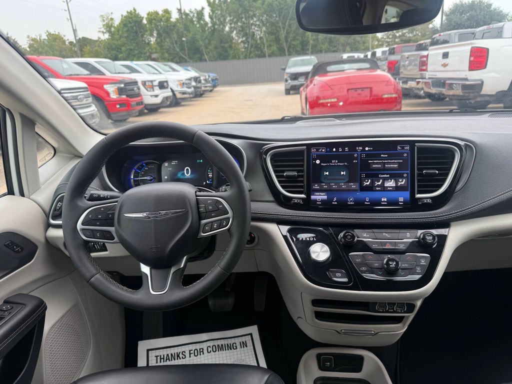 Chrysler Pacifica Vehicle Full-screen Gallery Image 20