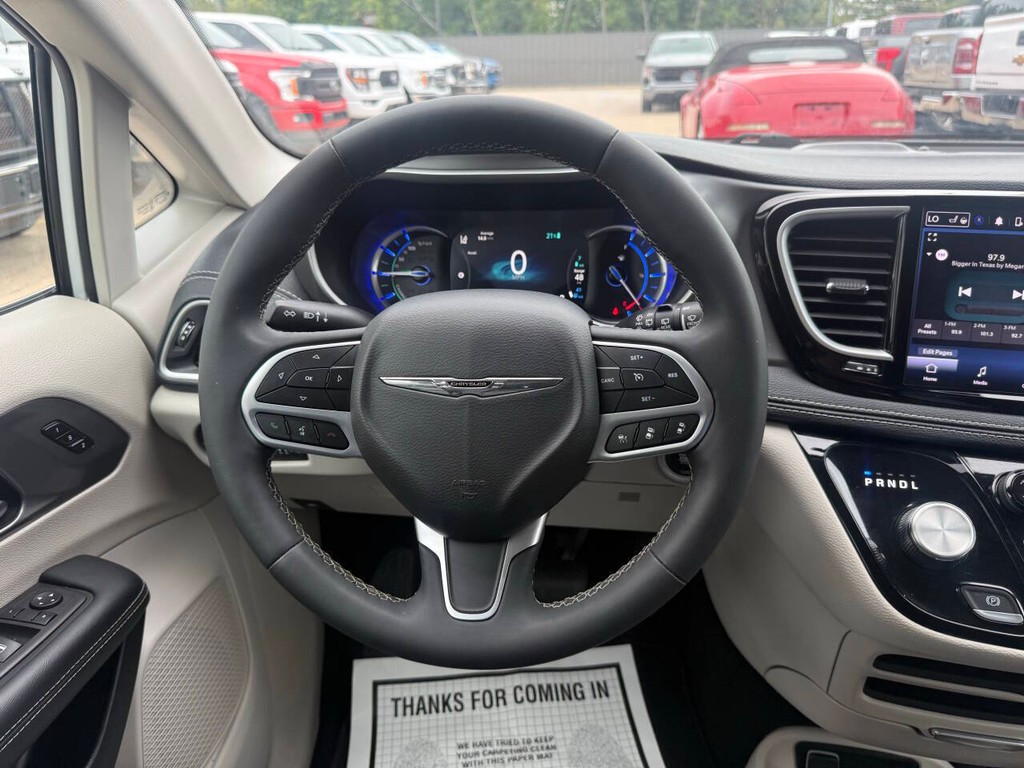 Chrysler Pacifica Vehicle Full-screen Gallery Image 21