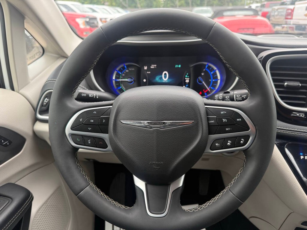 Chrysler Pacifica Vehicle Full-screen Gallery Image 22