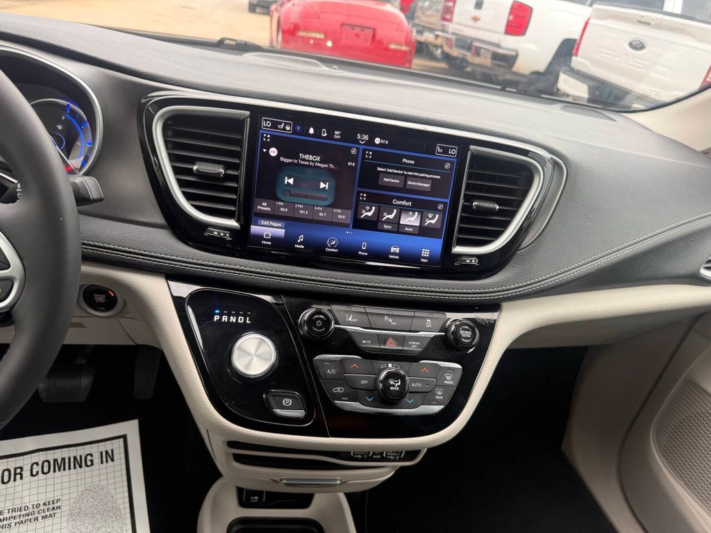 Chrysler Pacifica Vehicle Full-screen Gallery Image 23