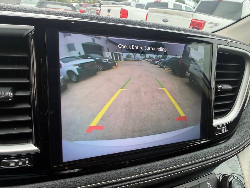 Chrysler Pacifica Vehicle Full-screen Gallery Image 24