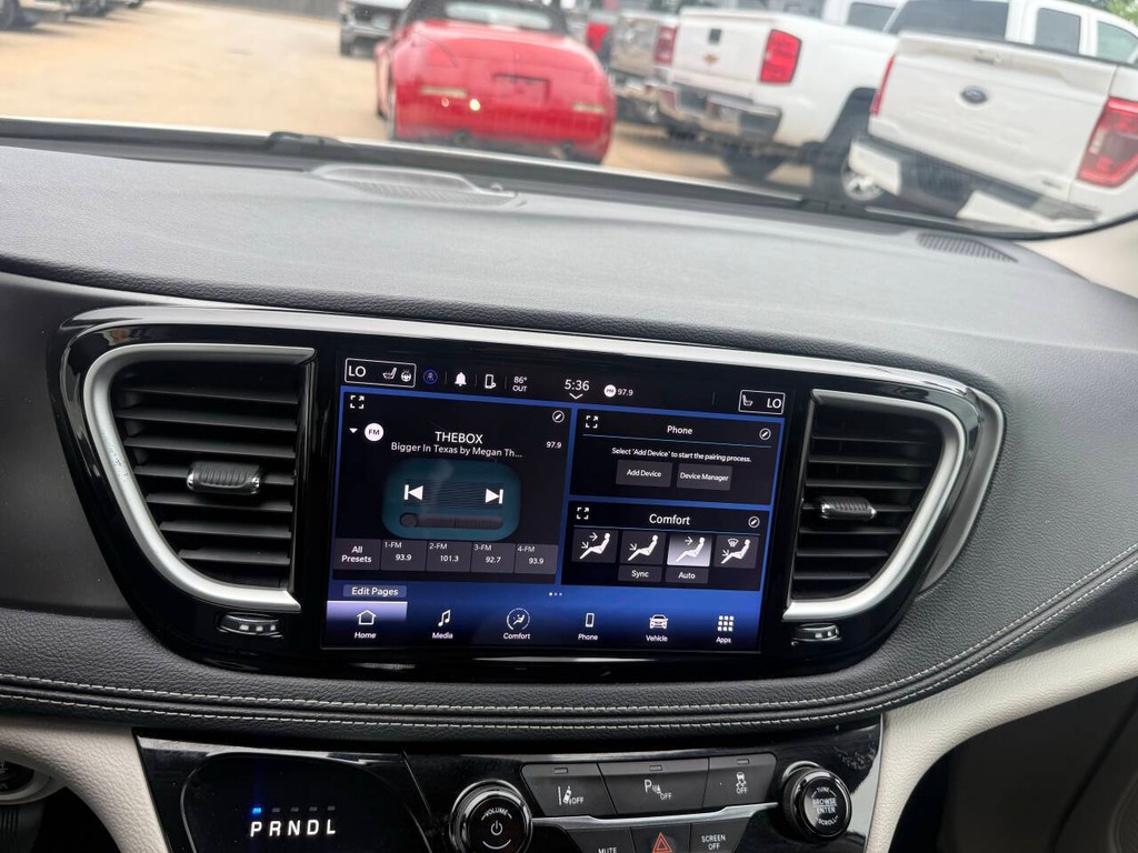 Chrysler Pacifica Vehicle Full-screen Gallery Image 25