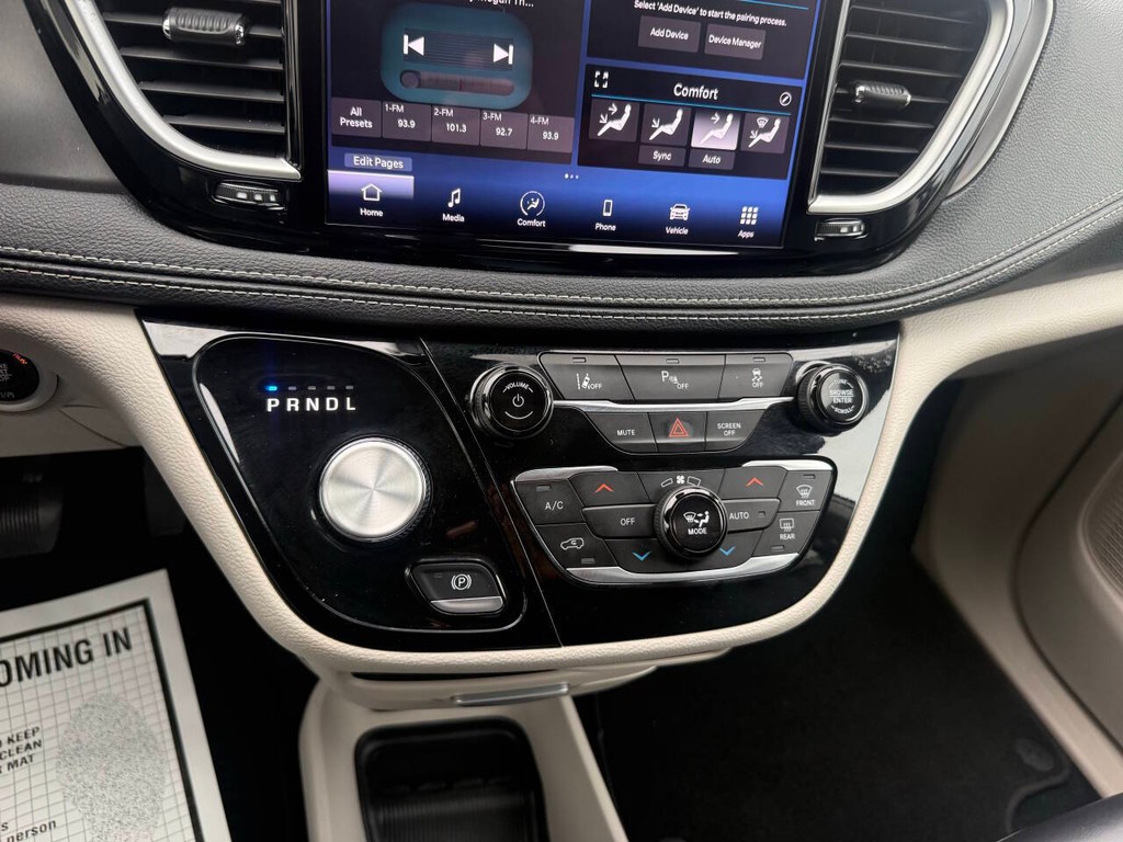 Chrysler Pacifica Vehicle Full-screen Gallery Image 26