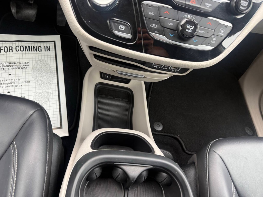 Chrysler Pacifica Vehicle Full-screen Gallery Image 27