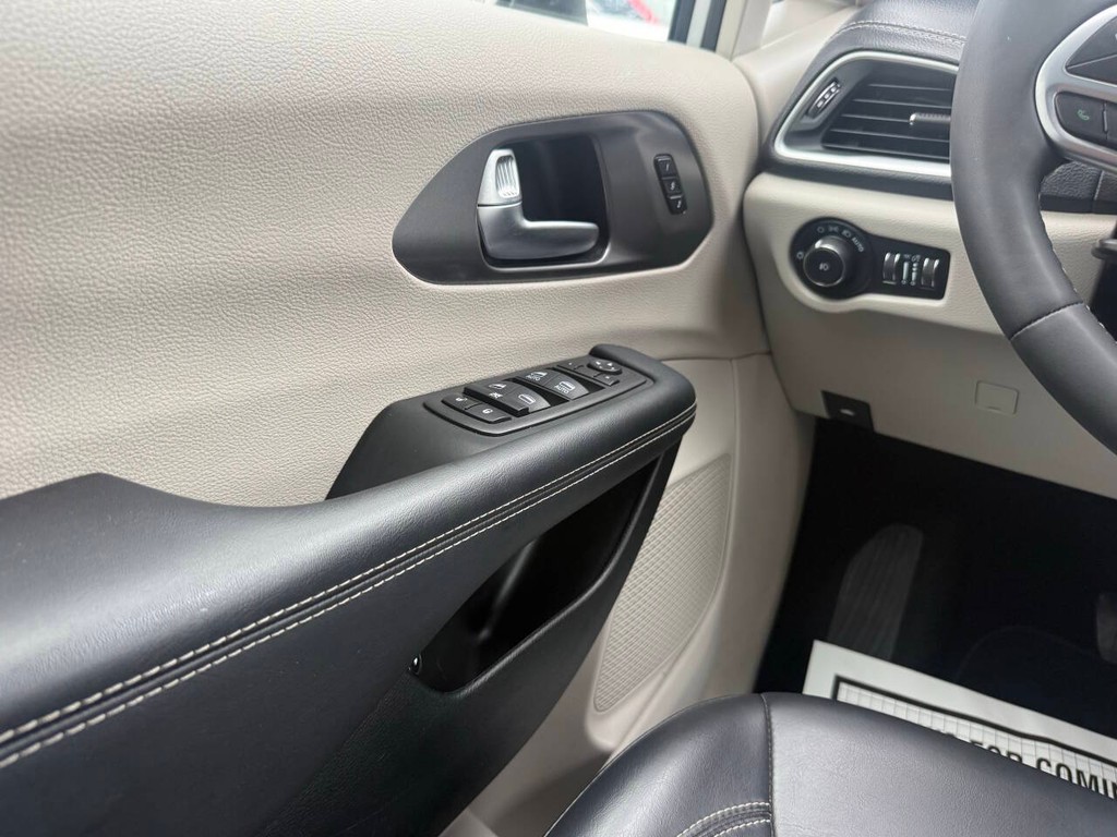 Chrysler Pacifica Vehicle Full-screen Gallery Image 28