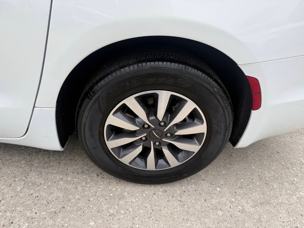 Chrysler Pacifica Vehicle Full-screen Gallery Image 33