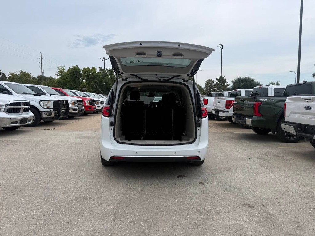 Chrysler Pacifica Vehicle Full-screen Gallery Image 35