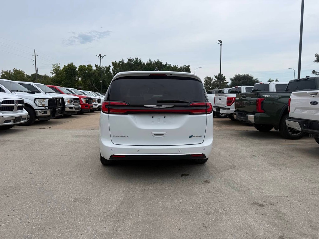 Chrysler Pacifica Vehicle Full-screen Gallery Image 37