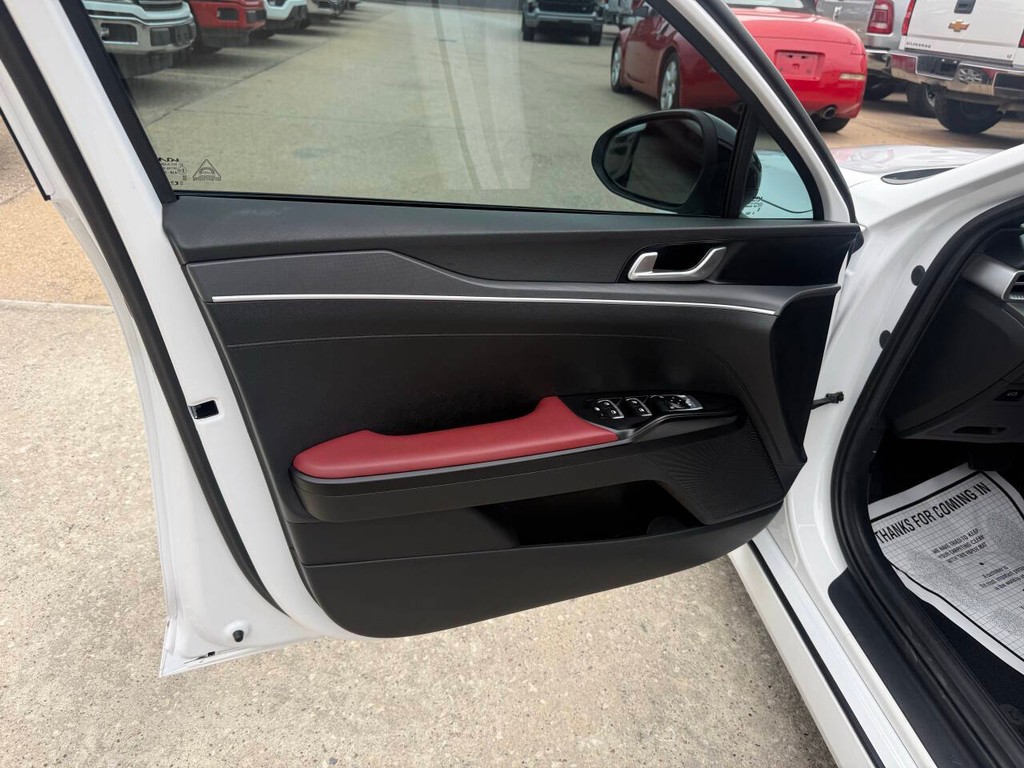 Kia K5 Vehicle Full-screen Gallery Image 08