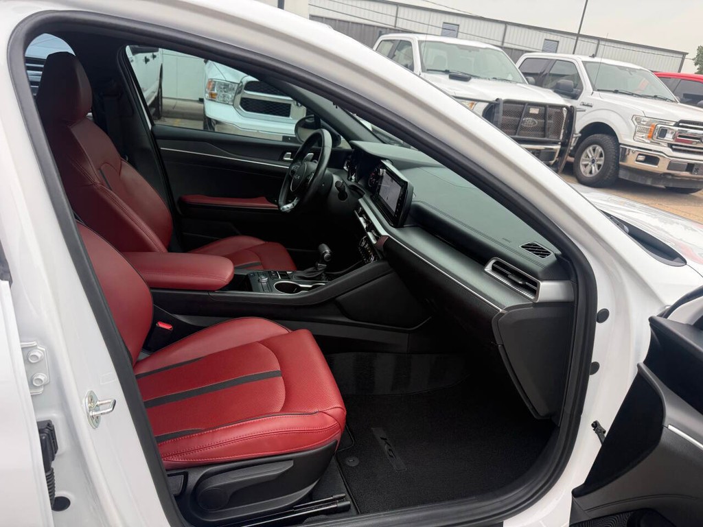 Kia K5 Vehicle Full-screen Gallery Image 10