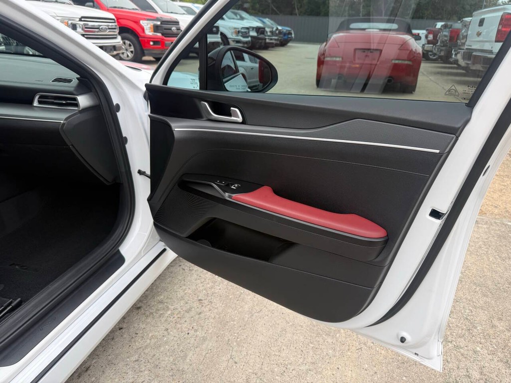 Kia K5 Vehicle Full-screen Gallery Image 11