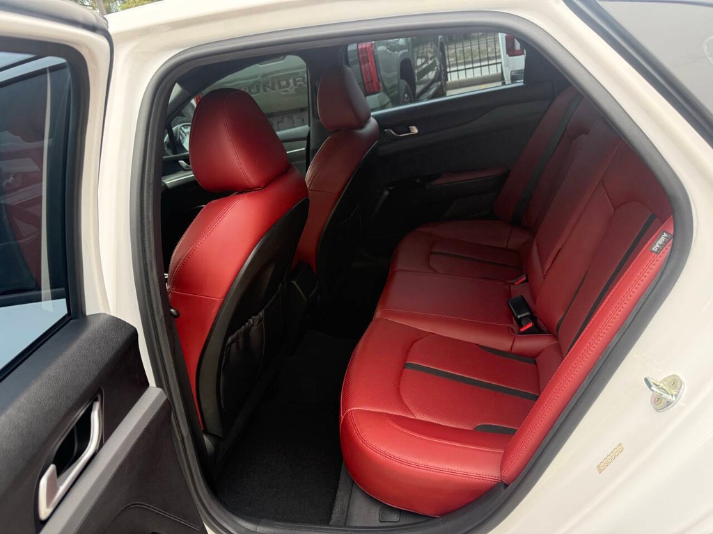 Kia K5 Vehicle Full-screen Gallery Image 13