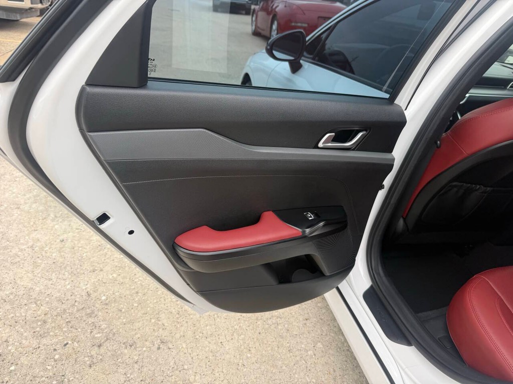 Kia K5 Vehicle Full-screen Gallery Image 14