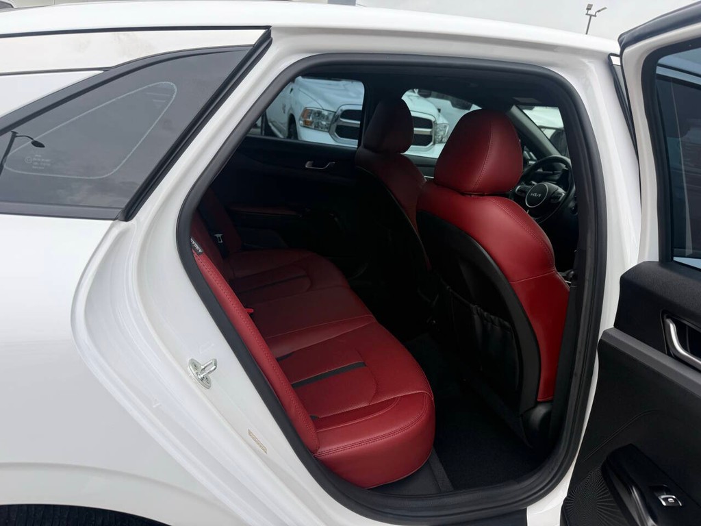 Kia K5 Vehicle Full-screen Gallery Image 15