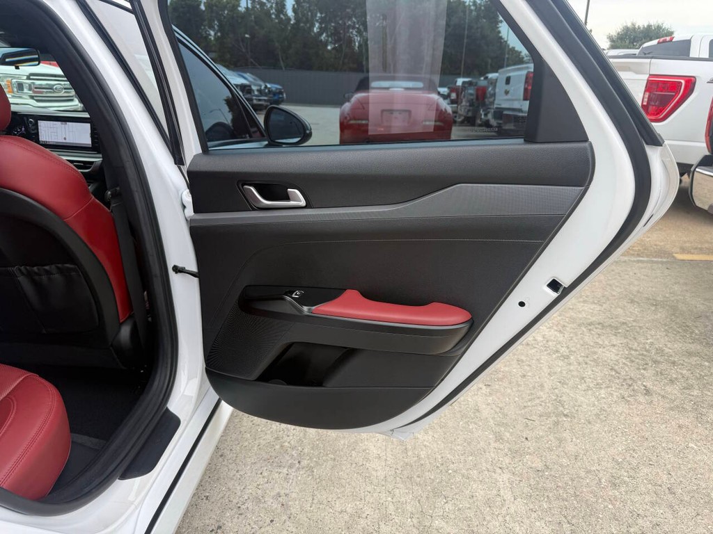 Kia K5 Vehicle Full-screen Gallery Image 16