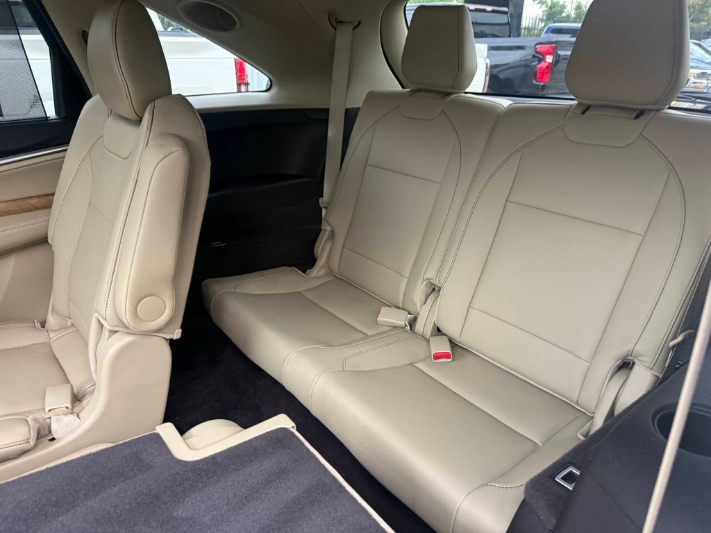 Acura MDX Vehicle Full-screen Gallery Image 15