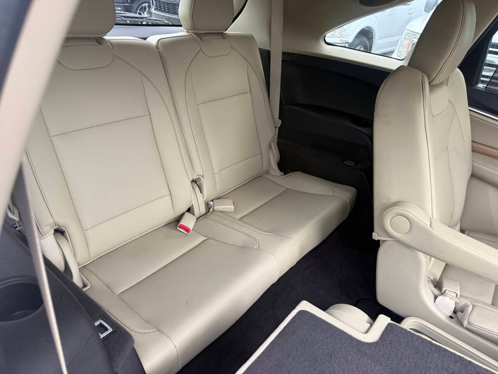 Acura MDX Vehicle Full-screen Gallery Image 17