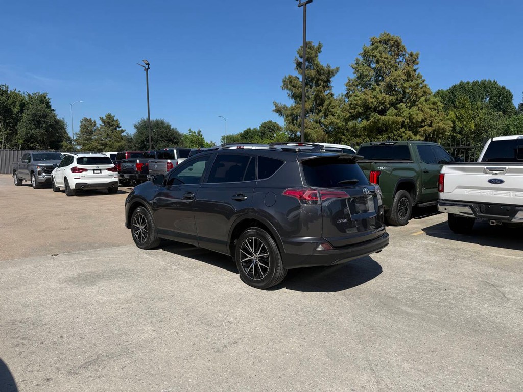 Toyota RAV4 Vehicle Full-screen Gallery Image 04