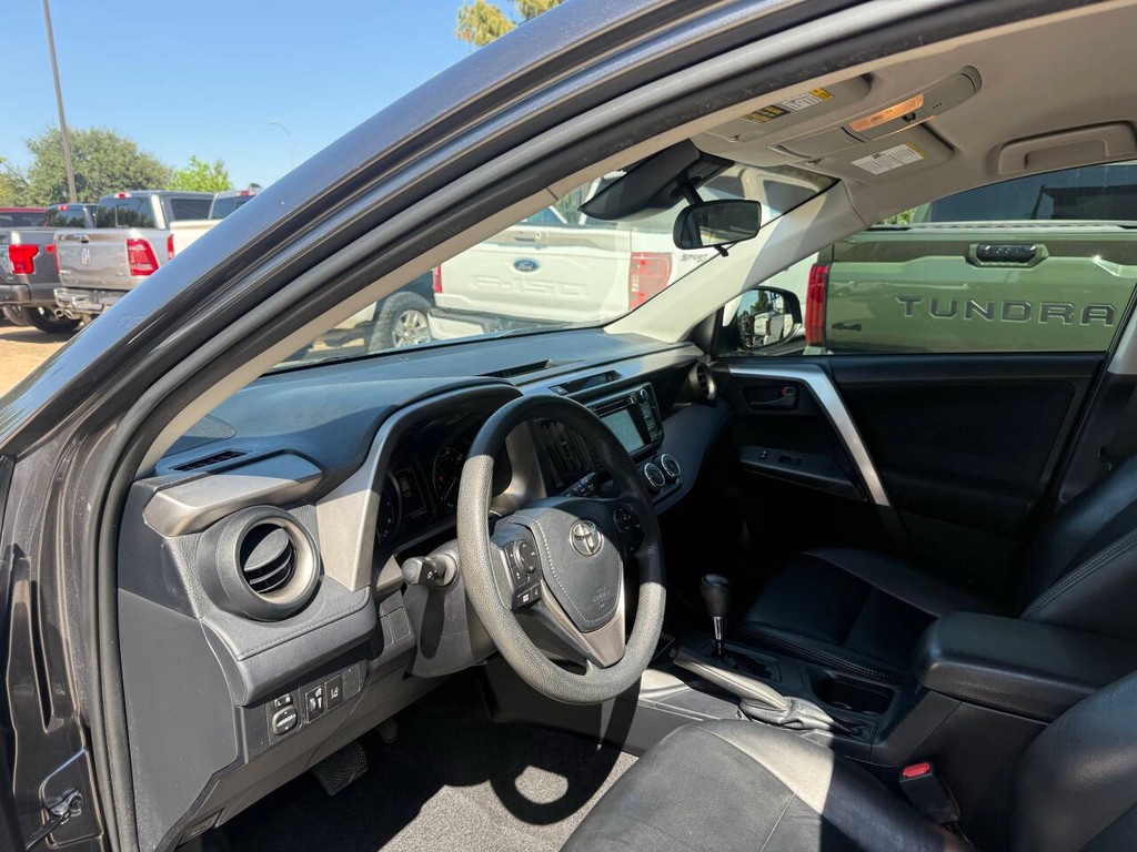Toyota RAV4 Vehicle Full-screen Gallery Image 06