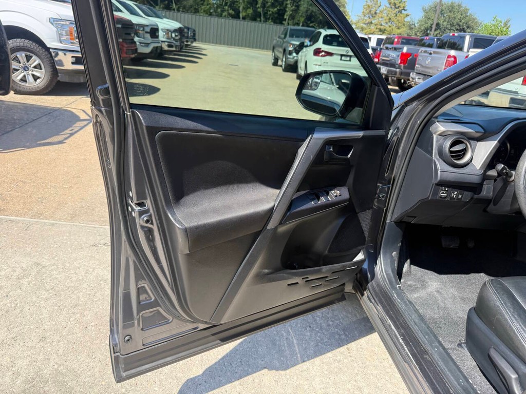 Toyota RAV4 Vehicle Full-screen Gallery Image 08