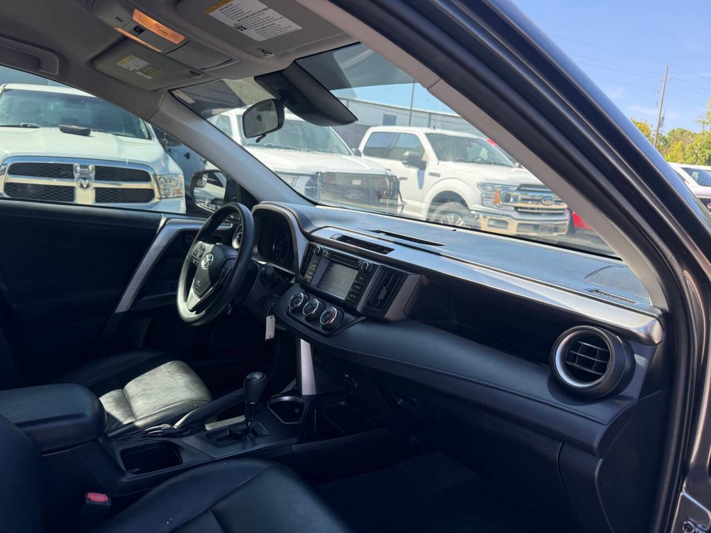 Toyota RAV4 Vehicle Full-screen Gallery Image 09
