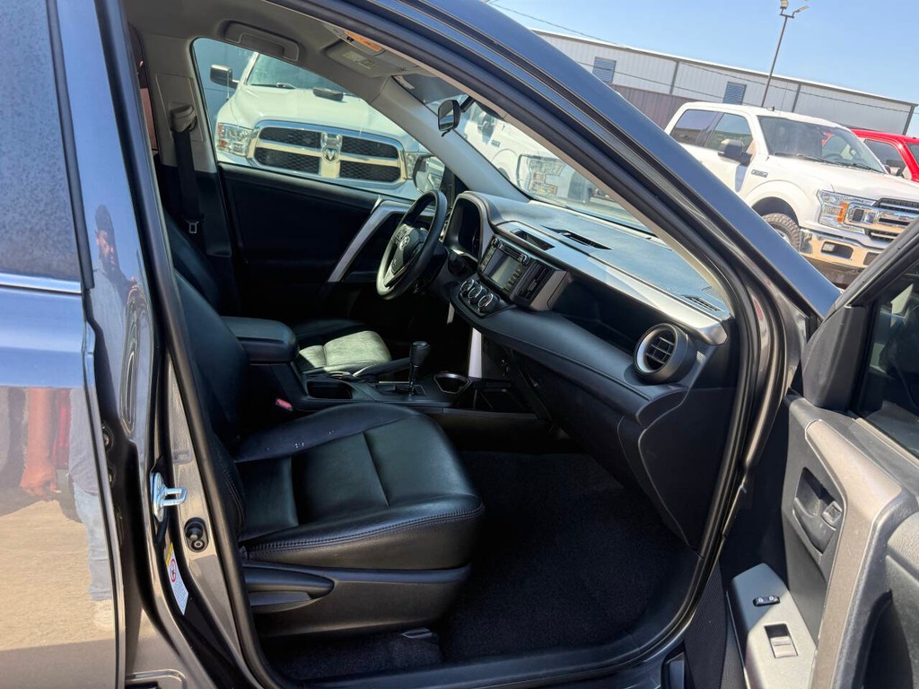 Toyota RAV4 Vehicle Full-screen Gallery Image 10
