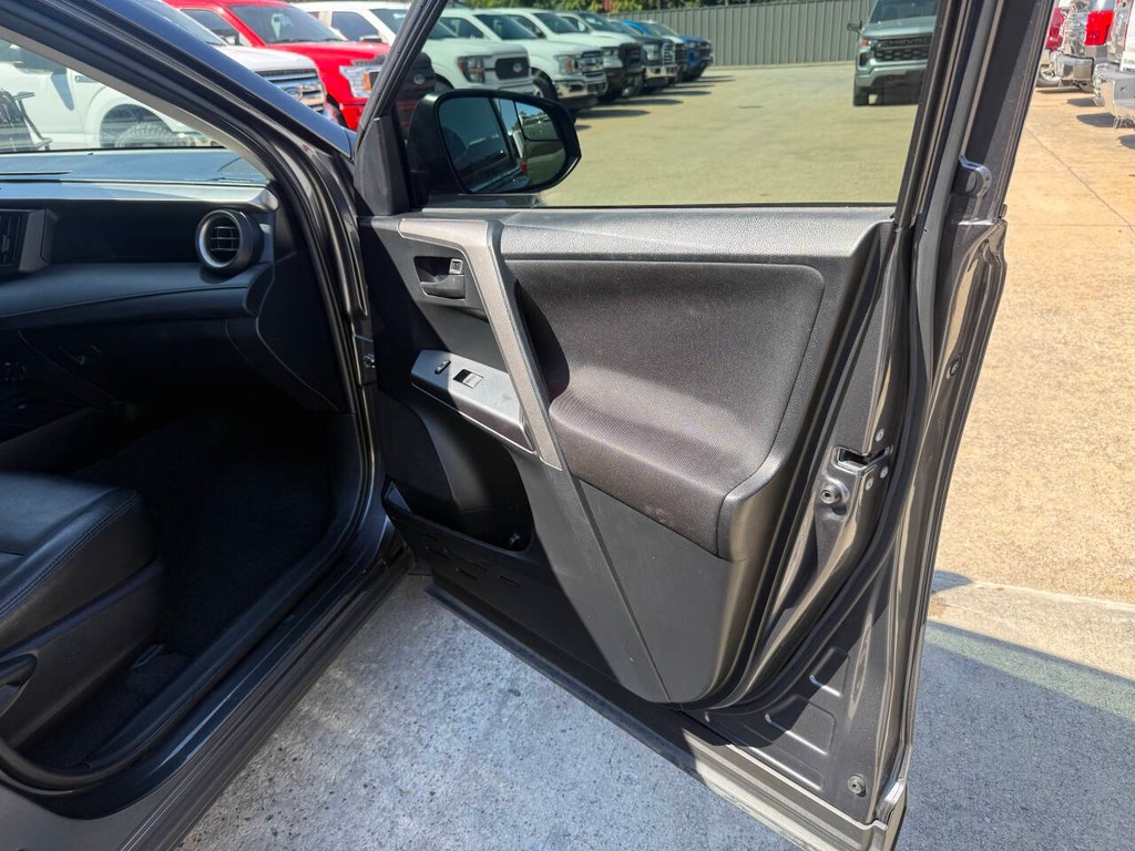 Toyota RAV4 Vehicle Full-screen Gallery Image 11