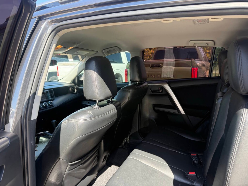 Toyota RAV4 Vehicle Full-screen Gallery Image 12