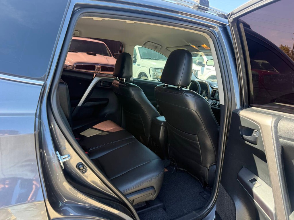 Toyota RAV4 Vehicle Full-screen Gallery Image 15