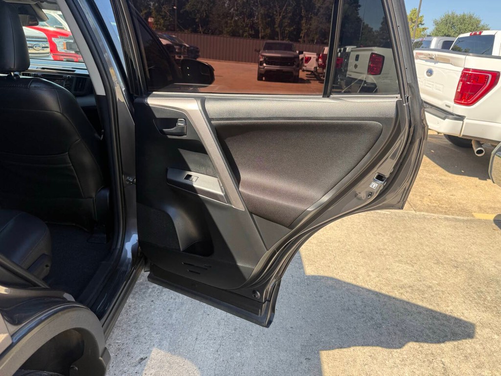 Toyota RAV4 Vehicle Full-screen Gallery Image 16