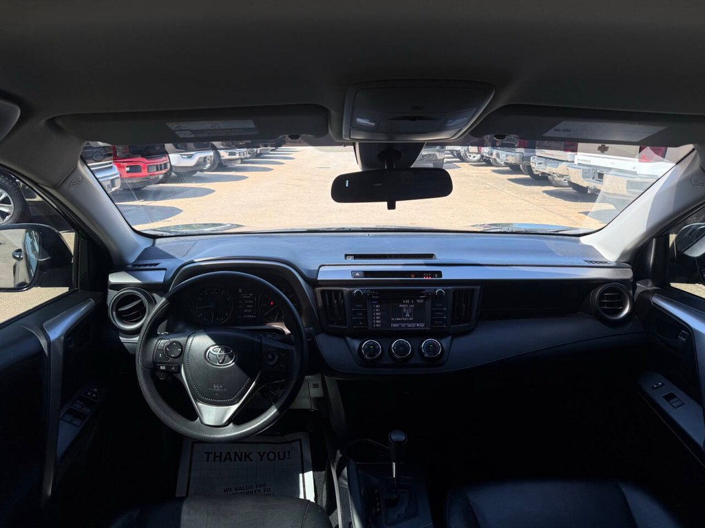 Toyota RAV4 Vehicle Full-screen Gallery Image 17