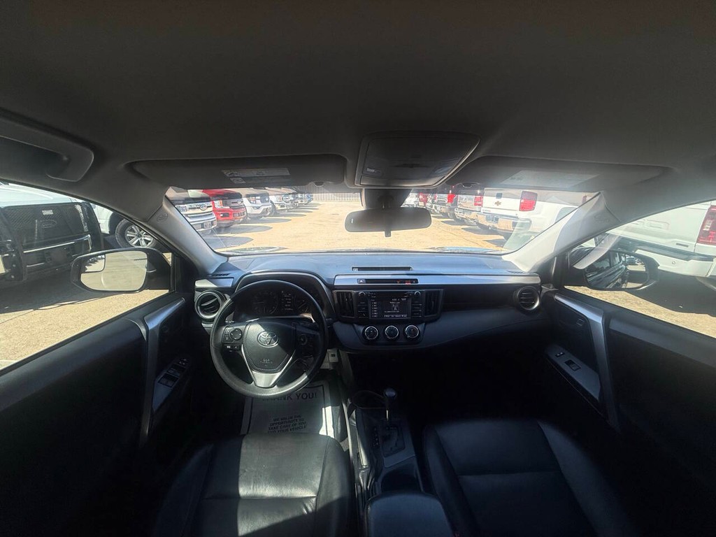 Toyota RAV4 Vehicle Full-screen Gallery Image 18