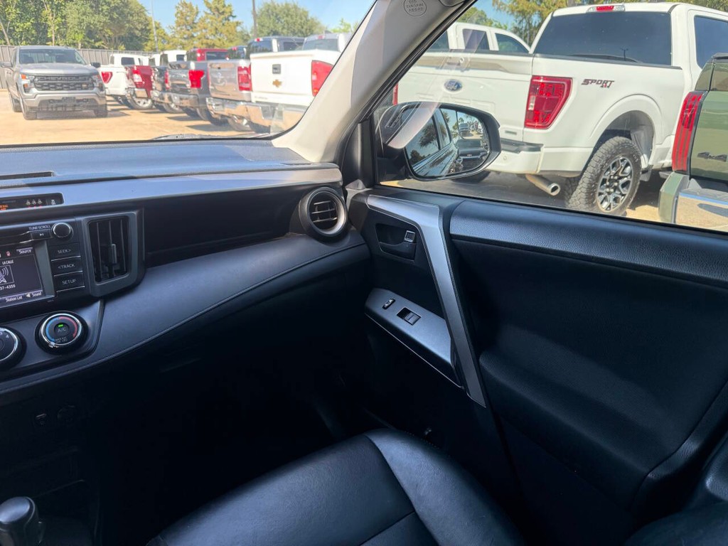Toyota RAV4 Vehicle Full-screen Gallery Image 20