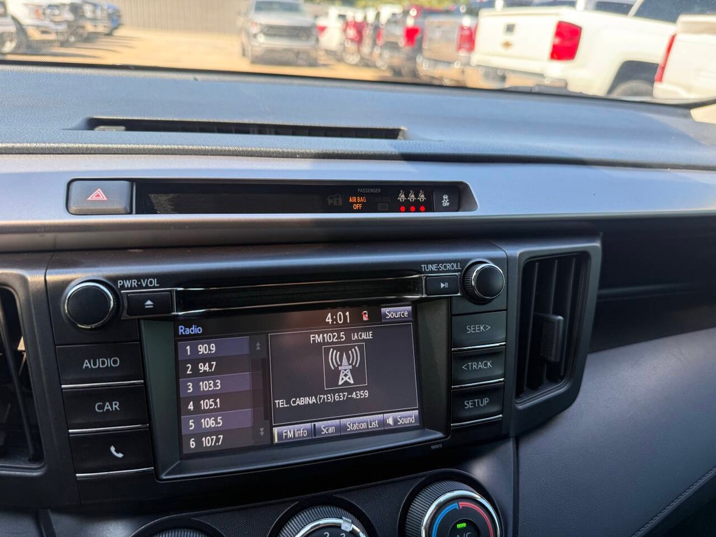 Toyota RAV4 Vehicle Full-screen Gallery Image 26
