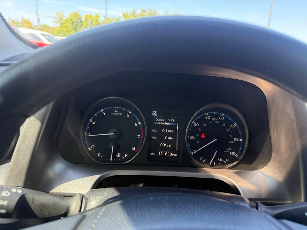 Toyota RAV4 Vehicle Full-screen Gallery Image 30