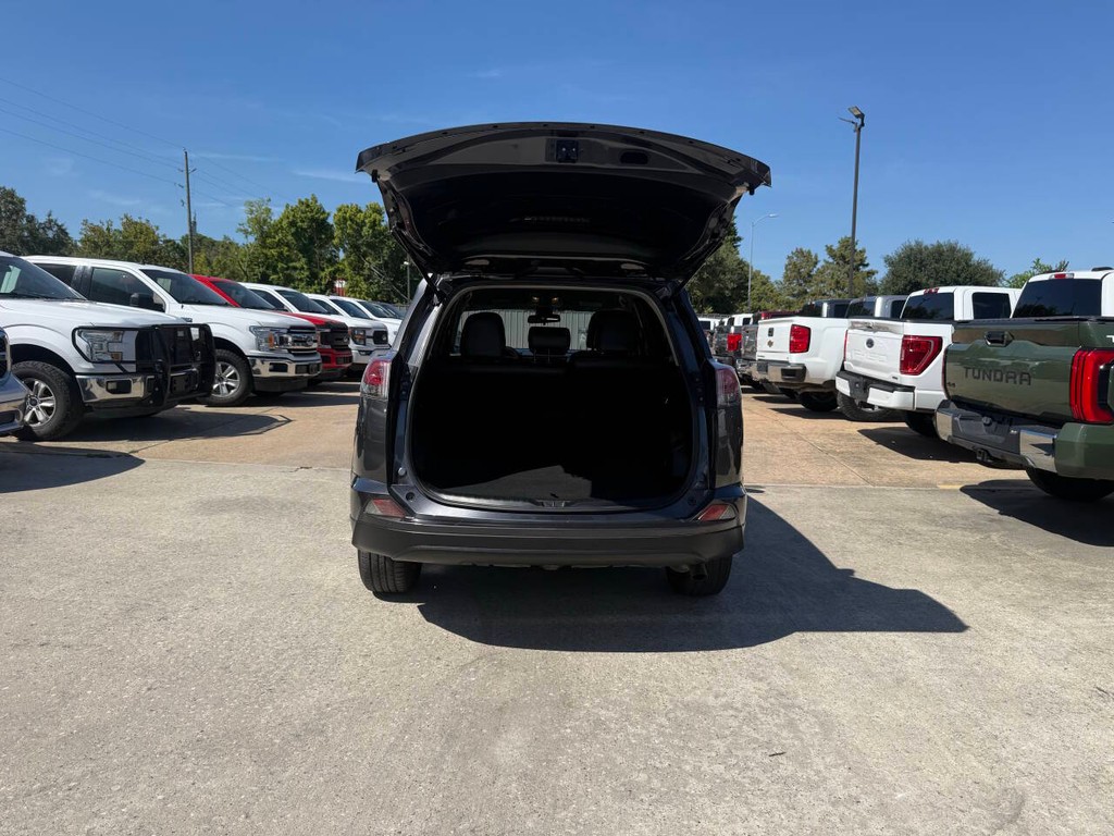 Toyota RAV4 Vehicle Full-screen Gallery Image 35