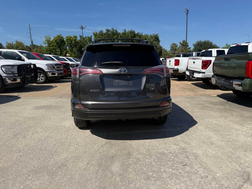 Toyota RAV4 Vehicle Full-screen Gallery Image 36
