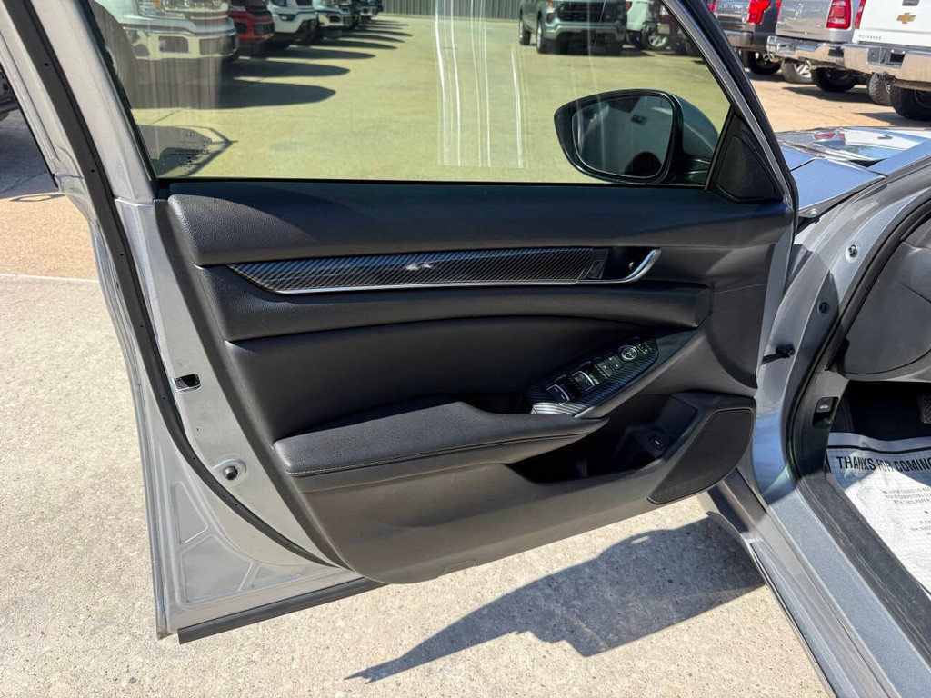 Honda Accord Sedan Vehicle Full-screen Gallery Image 08