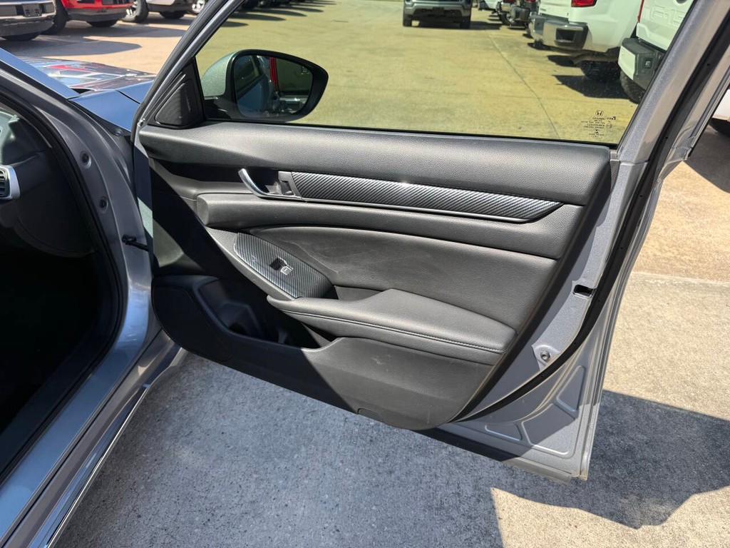 Honda Accord Sedan Vehicle Full-screen Gallery Image 11