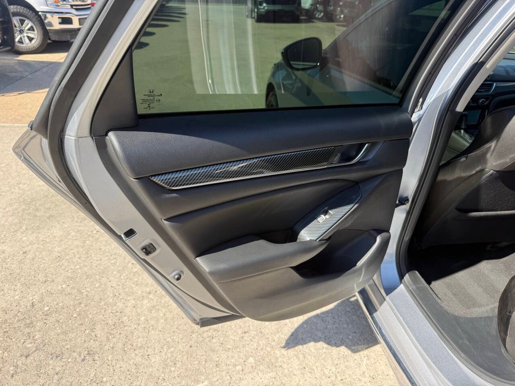 Honda Accord Sedan Vehicle Full-screen Gallery Image 14