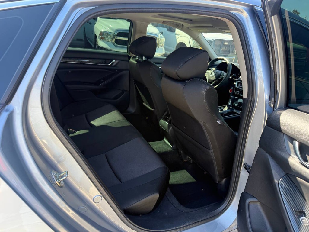 Honda Accord Sedan Vehicle Full-screen Gallery Image 15