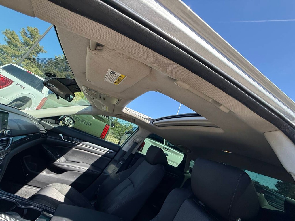 Honda Accord Sedan Vehicle Full-screen Gallery Image 30