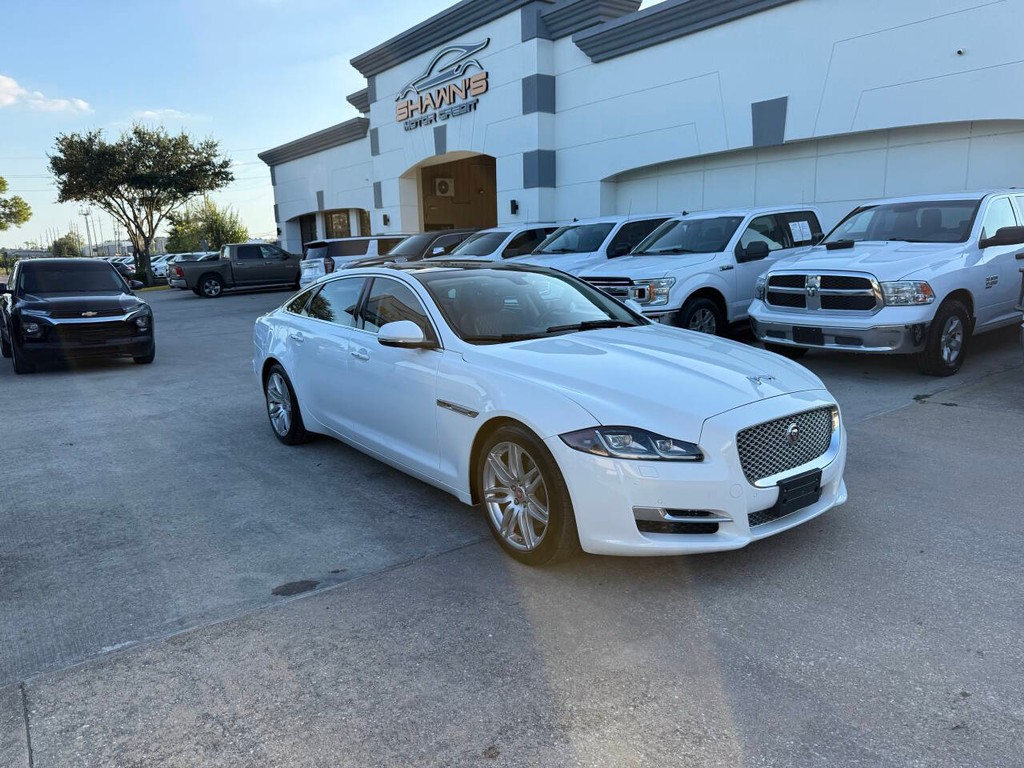 Jaguar XJL Vehicle Full-screen Gallery Image 02