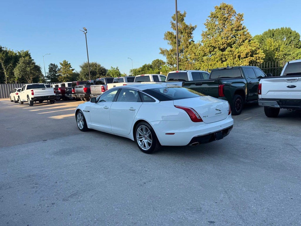 Jaguar XJL Vehicle Full-screen Gallery Image 04