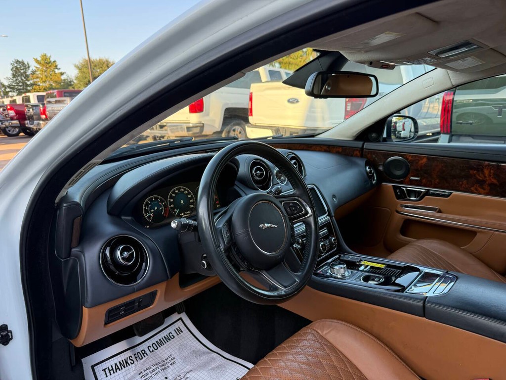 Jaguar XJL Vehicle Full-screen Gallery Image 06