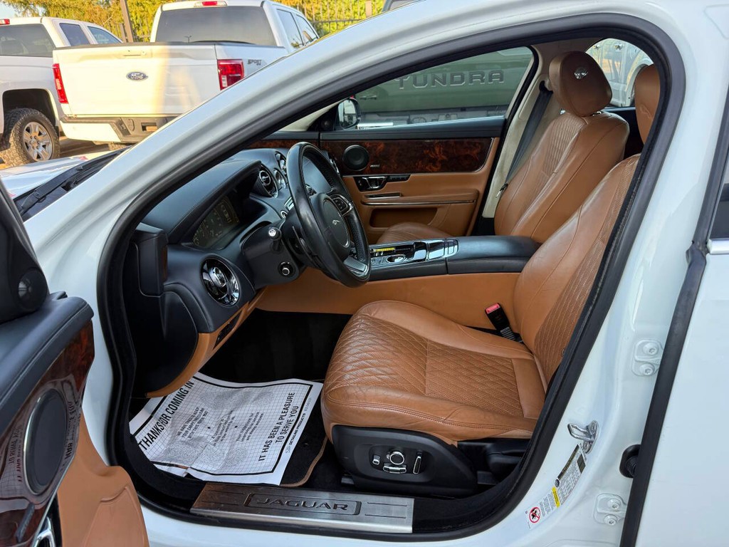 Jaguar XJL Vehicle Full-screen Gallery Image 07