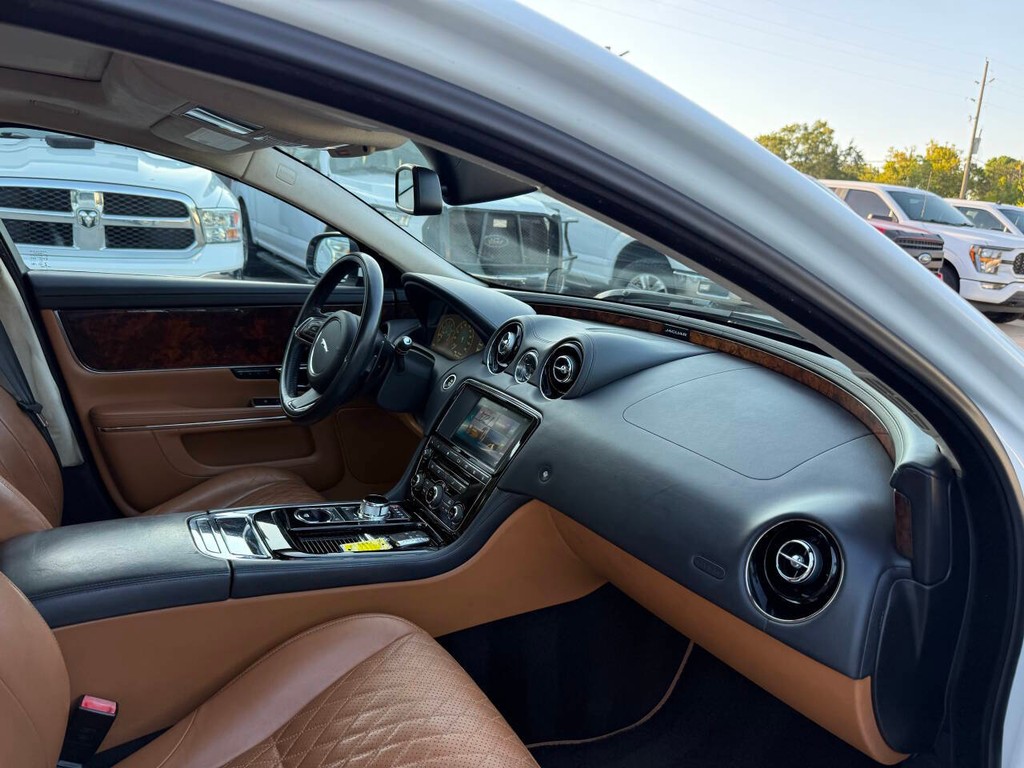 Jaguar XJL Vehicle Full-screen Gallery Image 09