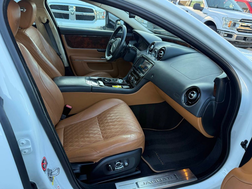 Jaguar XJL Vehicle Full-screen Gallery Image 10